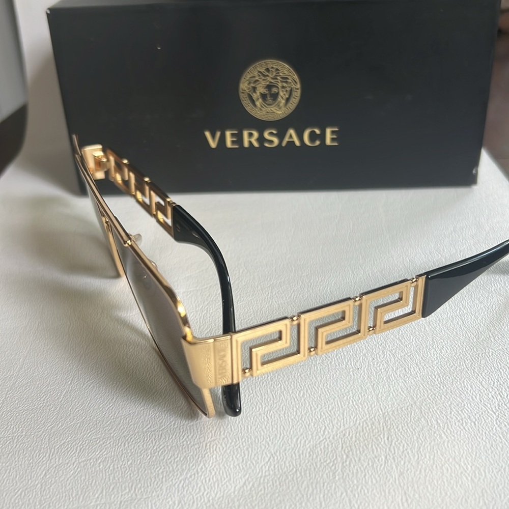 VERSACE Greca Navigator Sunglasses 😎 - Picture 5 of 9